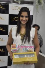 Sonam Kapoor at the launch of Spring Summer 2010 look Golden Girl in Mumbai on 14th March 2010 (46).JPG